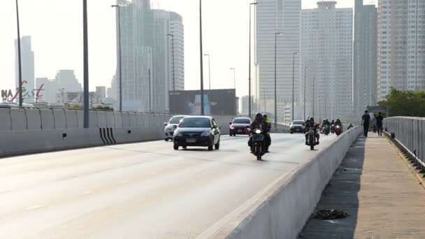 2019 태국에서 다리에서 자동차와 오토바이 — 비디오