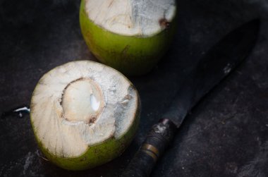 Hindistan cevizi meyve bıçağı ile