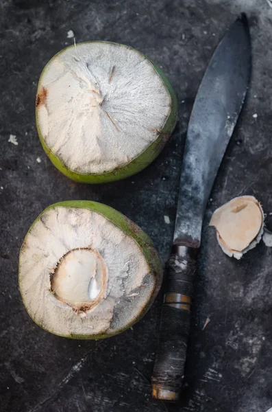 Kokosové plody s nožem — Stock fotografie