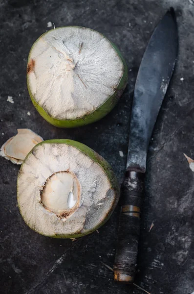 Kokosové plody s nožem — Stock fotografie