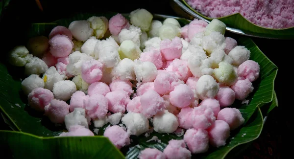 Thai-Reismehl Muffin-Dessert im Korb, gedämpfte Tasse Kuchen — Stockfoto