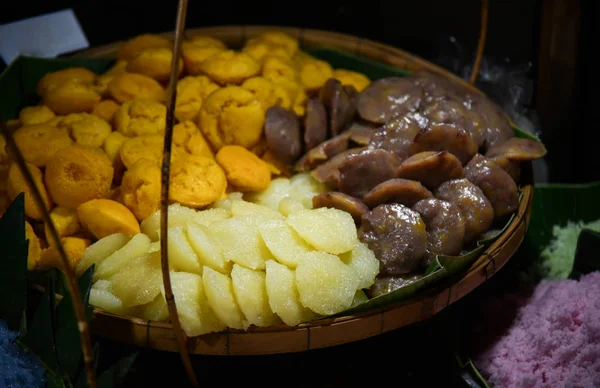 Batata de sobremesa com coco doce, sobremesa vintage tailandesa em baske — Fotografia de Stock