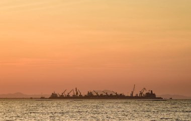 Chonburi, Thailand 22 Aralık: comercial silüeti dock günbatımı gökyüzü ile deniz üzerinde 22 Aralık 2017 Chonburi, Tayland