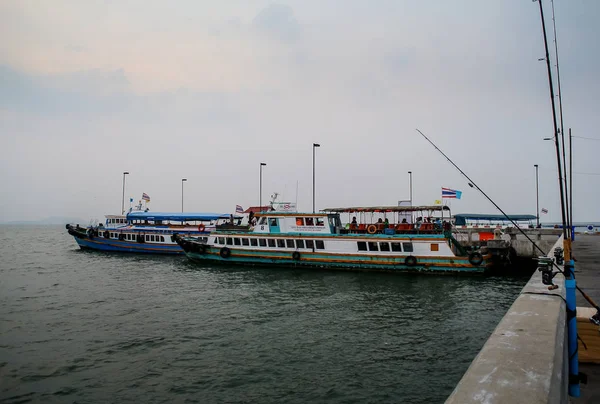 Barco de ferry en embarcadero —  Fotos de Stock