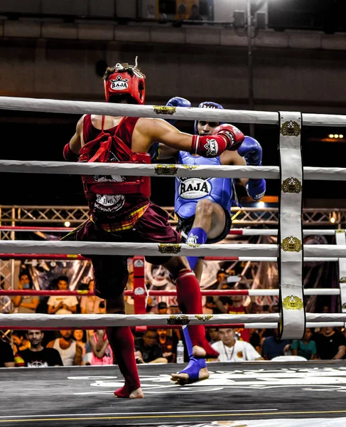 バンコク 月のボクシング リングでのキック ボクシング ファイター戦闘で13日 タイのバンコクに2019 — ストック写真