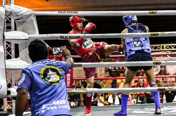バンコク 月のボクシング リングでのキック ボクシング ファイター戦闘で13日 タイのバンコクに2019 — ストック写真