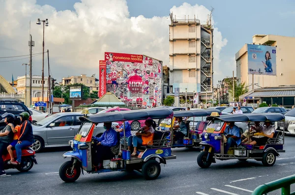 Tuk tuks väntar på trafikljus på Rama IV väg — Stockfoto