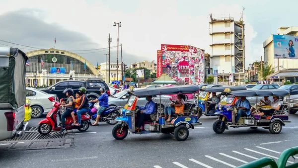 Tuk tuks väntar på trafikljus på Rama IV väg — Stockfoto