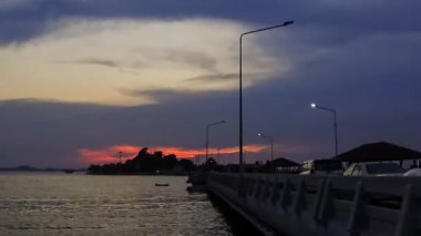 Chonburi, Tayland-9 Apr: 9 Nisan 2019 tarihinde köprü ön plan ile alacakaranlık gökyüzü zaman atlamalı Sriracha şehir, Chonburi, Tayland