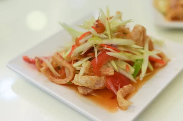 Salada de mamão, cozinha tailandesa — Fotografia de Stock