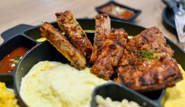 Sıcak Pan peynir ile baharatlı domuz rip ızgara