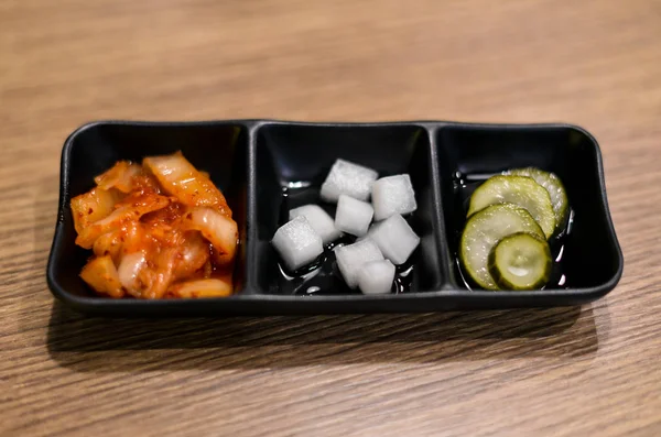 Kimchi og syltede agurker i sideskål, koreansk mad - Stock-foto