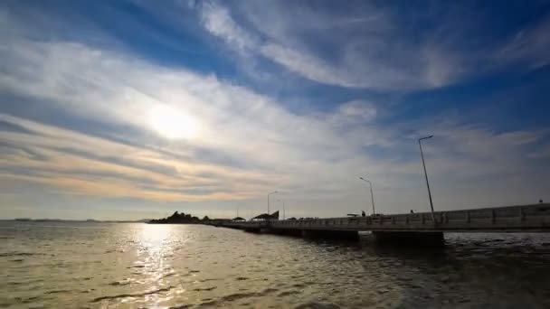 日落天空的时间在海与海岛和桥梁前景 — 图库视频影像