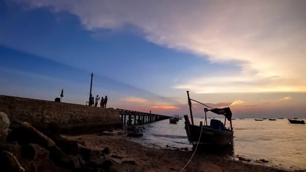 チョンブリ 4月12日 2019年4月12日 チョンブリで夕暮れ空を持つ海で漁船のシルエット — ストック動画