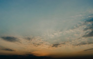 Akşam gökyüzünde güzel güneş parlıyor