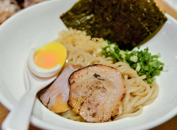 Fideos con cerdo y huevo —  Fotos de Stock