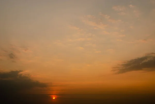 Zonsondergang hemel met wolken — Stockfoto