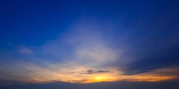 暮光之城的天空，自然背景 — 图库照片