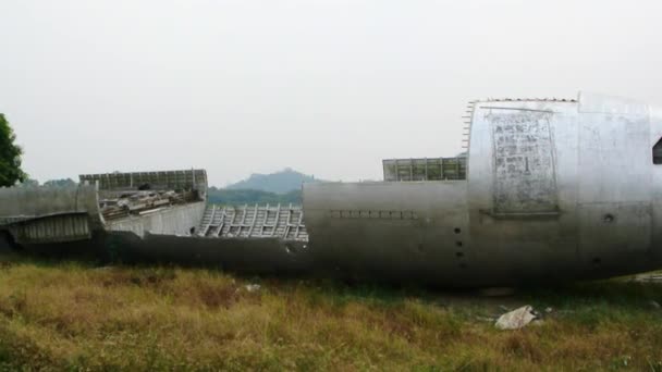 ЧОНБУРИ, ТАЙЛАНД - 28 декабря 2018 года в Чонбури, Таиланд, произошла авиакатастрофа на поле — стоковое видео