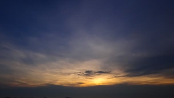 海の夕日の空と雲の時間経過 ズームアウトショット — ストック動画