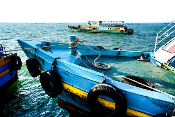 Ormeggio barche passeggeri in mare — Foto Stock