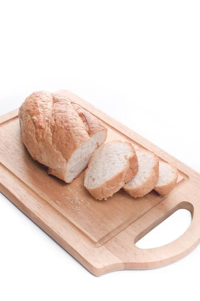 Zakwasie Loaf na wycięciu deski na białym tle — Zdjęcie stockowe