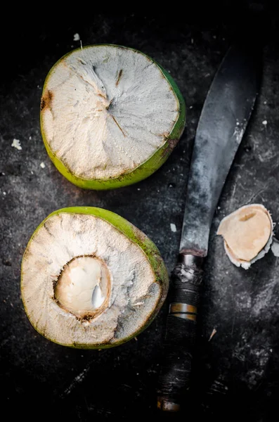 Frutta al cocco con coltello — Foto Stock