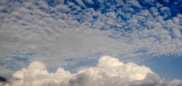 Panoramatický pohled na krásné mraky v modrém nebi, pozadí přírody — Stock fotografie