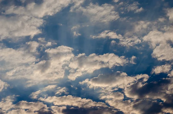 Красивые облака в голубом небе — стоковое фото