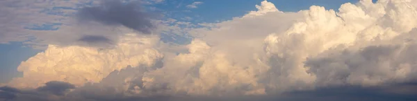 Panoramatický pohled na krásné mraky v modrém nebi, pozadí přírody — Stock fotografie