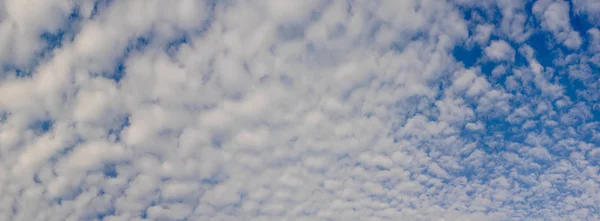 Vue panoramique de beaux nuages dans le ciel bleu, Fond de la nature — Photo