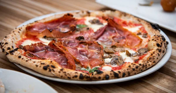 Pizza Percuitto sobre mesa de madera, cocina italiana en Vancouver, C —  Fotos de Stock