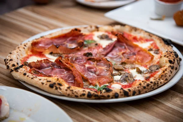 Pizza Percuitto sobre mesa de madera, cocina italiana en Vancouver, C —  Fotos de Stock