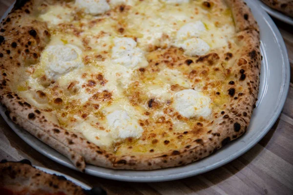 Pizza de cuatro quesos (Quattro Formaggio) sobre mesa de madera, c italiana —  Fotos de Stock