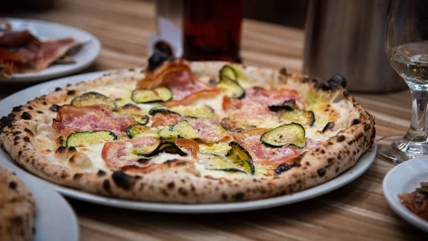 Pizza de calabacín capicolo sobre mesa de madera, cocina italiana en Vanc —  Fotos de Stock