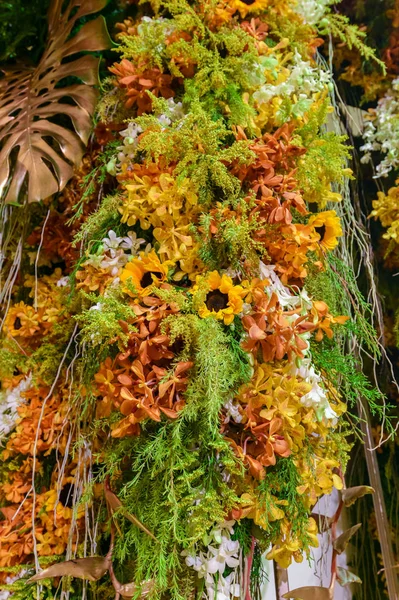 Schöner Strauß, orangefarbene Blumendekoration — Stockfoto