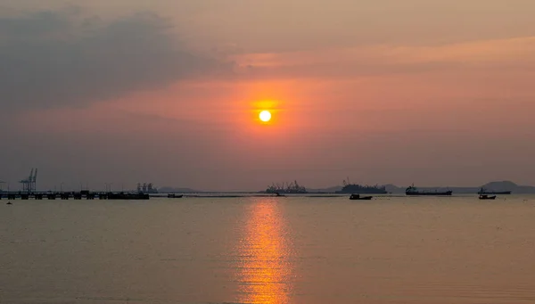 Zachód słońca niebo z chmur na morzu — Zdjęcie stockowe