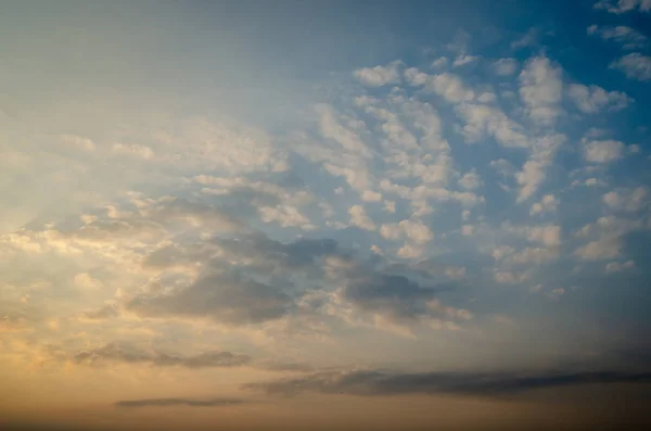 Bel sole splende al cielo di sera — Foto Stock