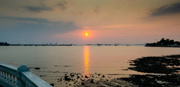 Cielo del atardecer con isla con marea baja de mar — Foto de Stock