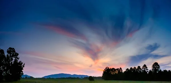Vista panorâmica do céu da manhã com paisagem rural — Fotografia de Stock