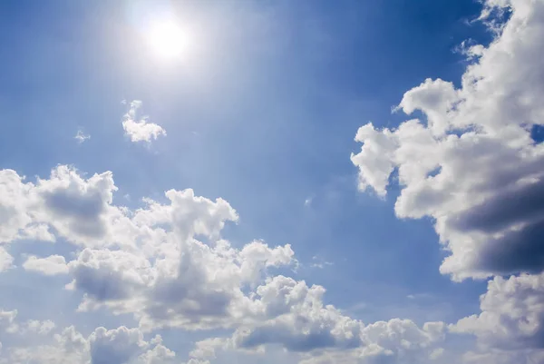 Bel cielo blu e sfondo del sole — Foto Stock