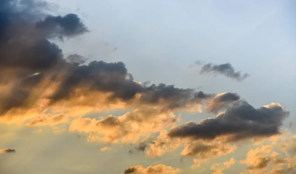 Wolken mit Sonnenuntergang Lichteffekt — Stockfoto