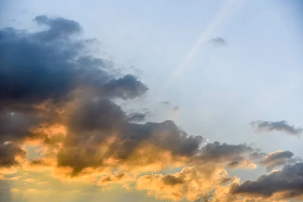 Nubes con efecto de luz al atardecer — Foto de Stock