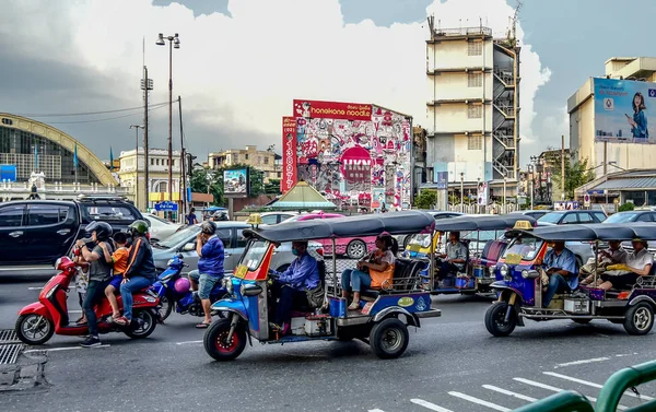 Tuk tuks čekající na semafor na silnici Ráma IV — Stock fotografie