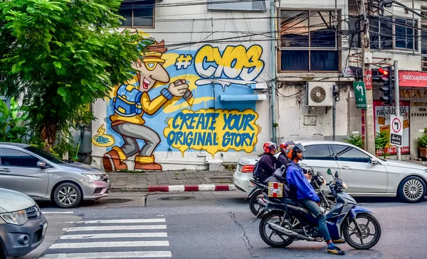 Motorcykel Park vid korsningen med graffiti Wall — Stockfoto