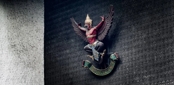 曼谷银行大楼墙上的鹰塔雕像 — 图库照片