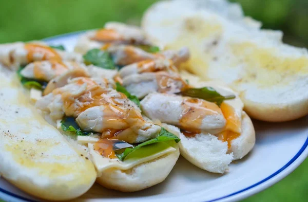 Chicken hotdog klaar om te eten in de tuin, High Angle view — Stockfoto