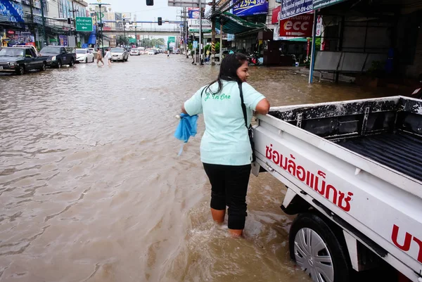 Неопознанная женщина проходит через потоп после дождя в Шрираче — стоковое фото