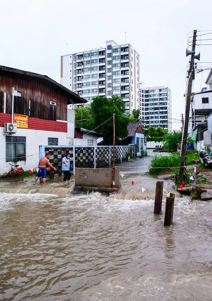 雨流後の洪水から運河への水 — ストック写真