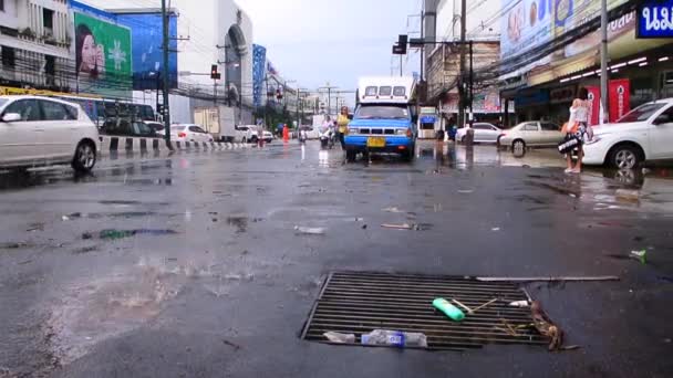 Overstroming water spatten in de regenafvoer op de weg — Stockvideo